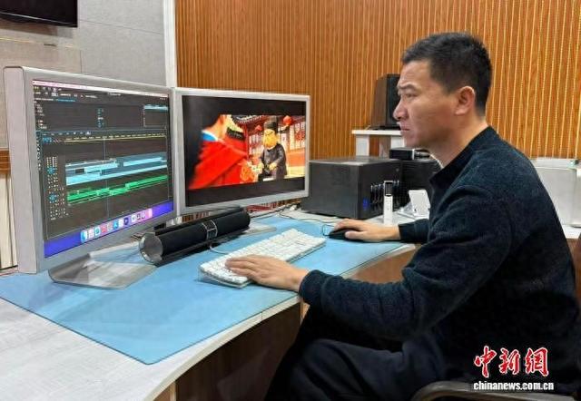 在济南钢城区蟠龙梆子剧团，团长韩克正在剪辑AI漫剧《包公审案》。许业挺 摄