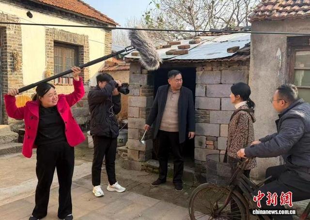 蟠龙梆子剧团成员拍摄微短剧。(资料图)韩克 摄