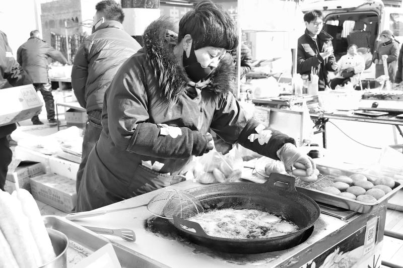 　　王益各地市场人气爆棚。本报记者 谢艳素摄