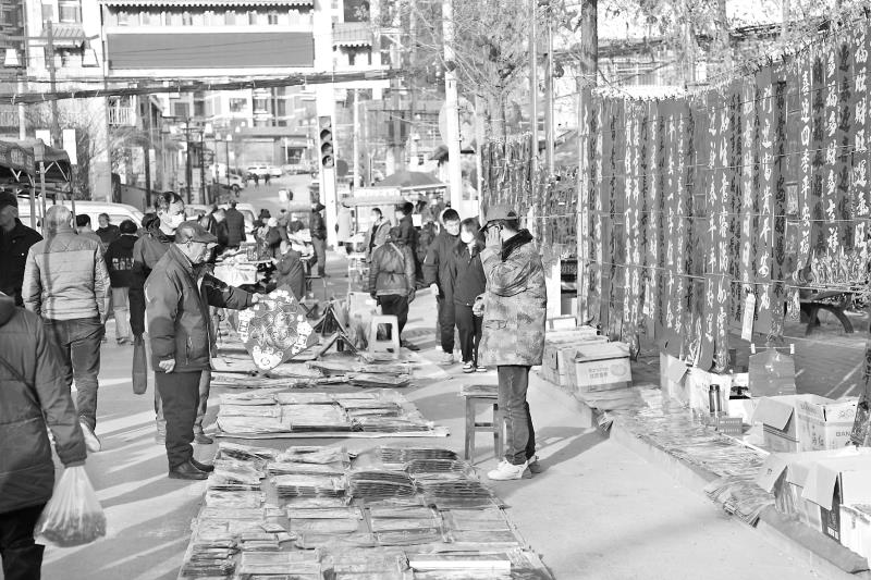　　赶大集、办年货，宜君印台两地群众喜迎新春。通讯员 武朝旭 许建磊摄