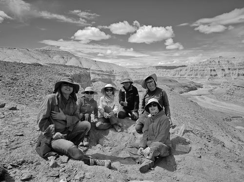 2009年，邓涛（左一）等人在青藏高原发掘札达三趾马。