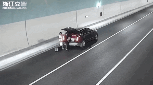 另一起因未能及时撤离导致的事故则严重得多切记事故处理时车靠边、人撤离、即报警   图源浙江交警