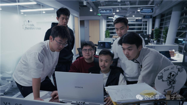 △PackingStar团队的科研青年们从左至右依次为：刘明灏、李鹏宇、马成栋、陶兆巍、陈浩钧、毛子皓