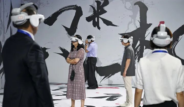 2025年7月4日，重庆永川国际会展中心，嘉宾观看中国电影科技企业的虚拟影片。新华社记者陈诚摄