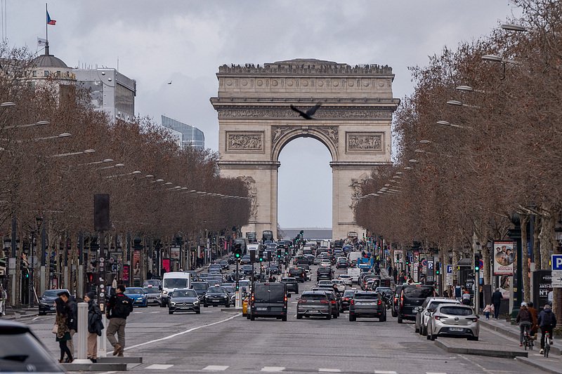 法国巴黎凯旋门附近发生持刀袭警事件