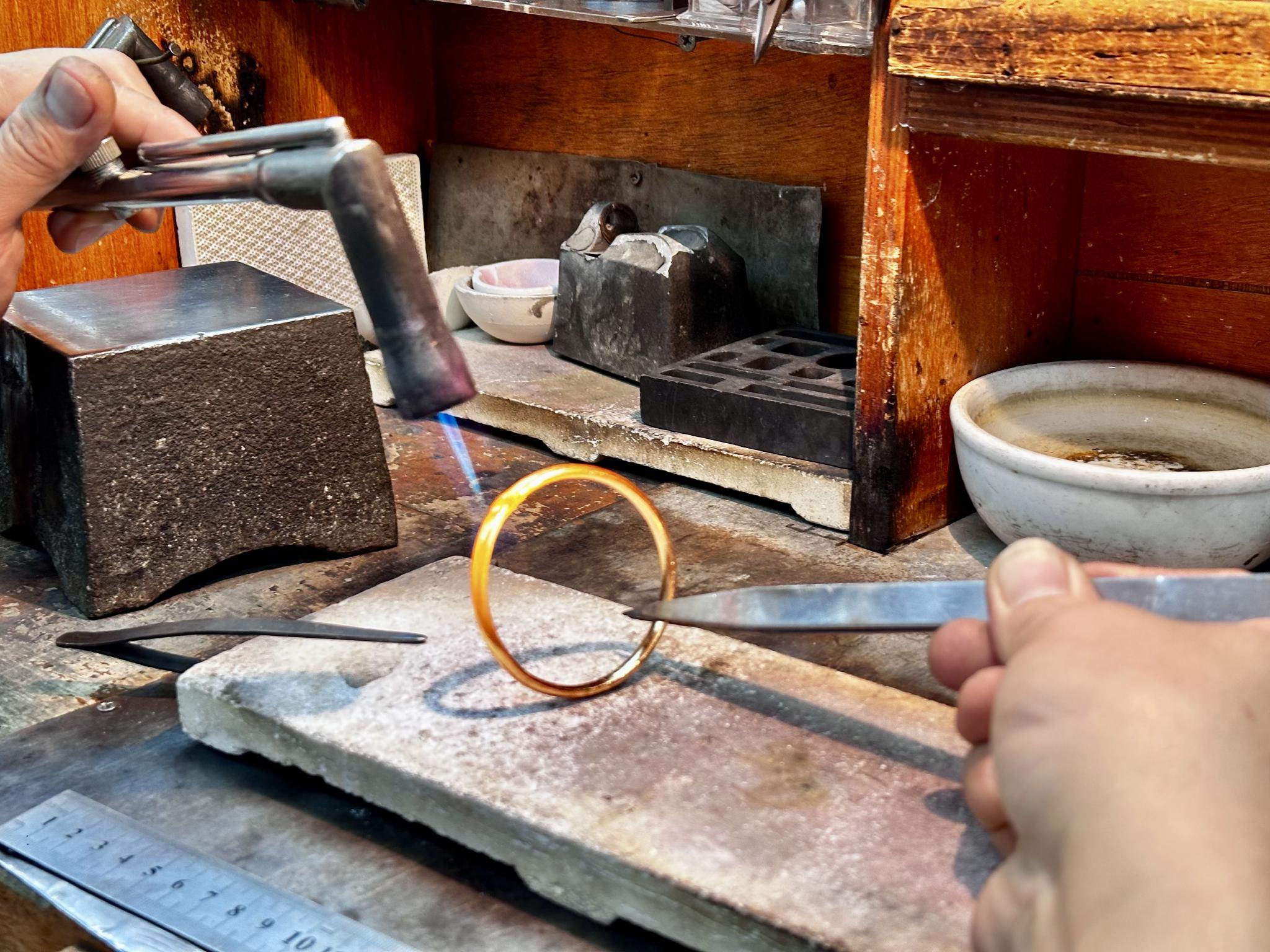 打金师傅制作金手镯。时代财经摄