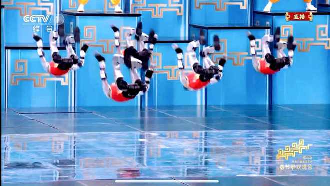 人形机器人正在后空翻。视频截图