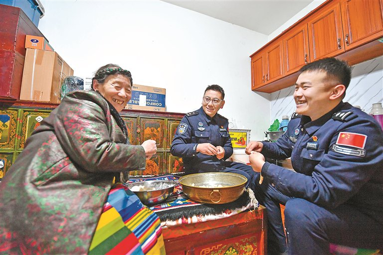 除夕夜警民共做古突迎藏历新年|面团_新浪财经_新浪网