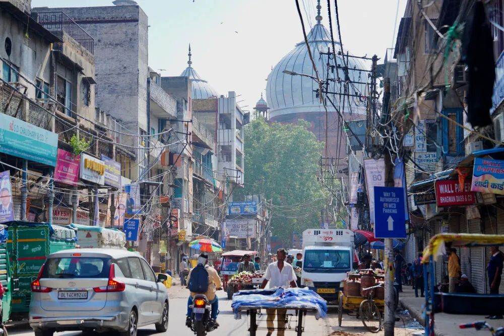 这是2025年8月21日在印度首都新德里拍摄的街景。新华社发