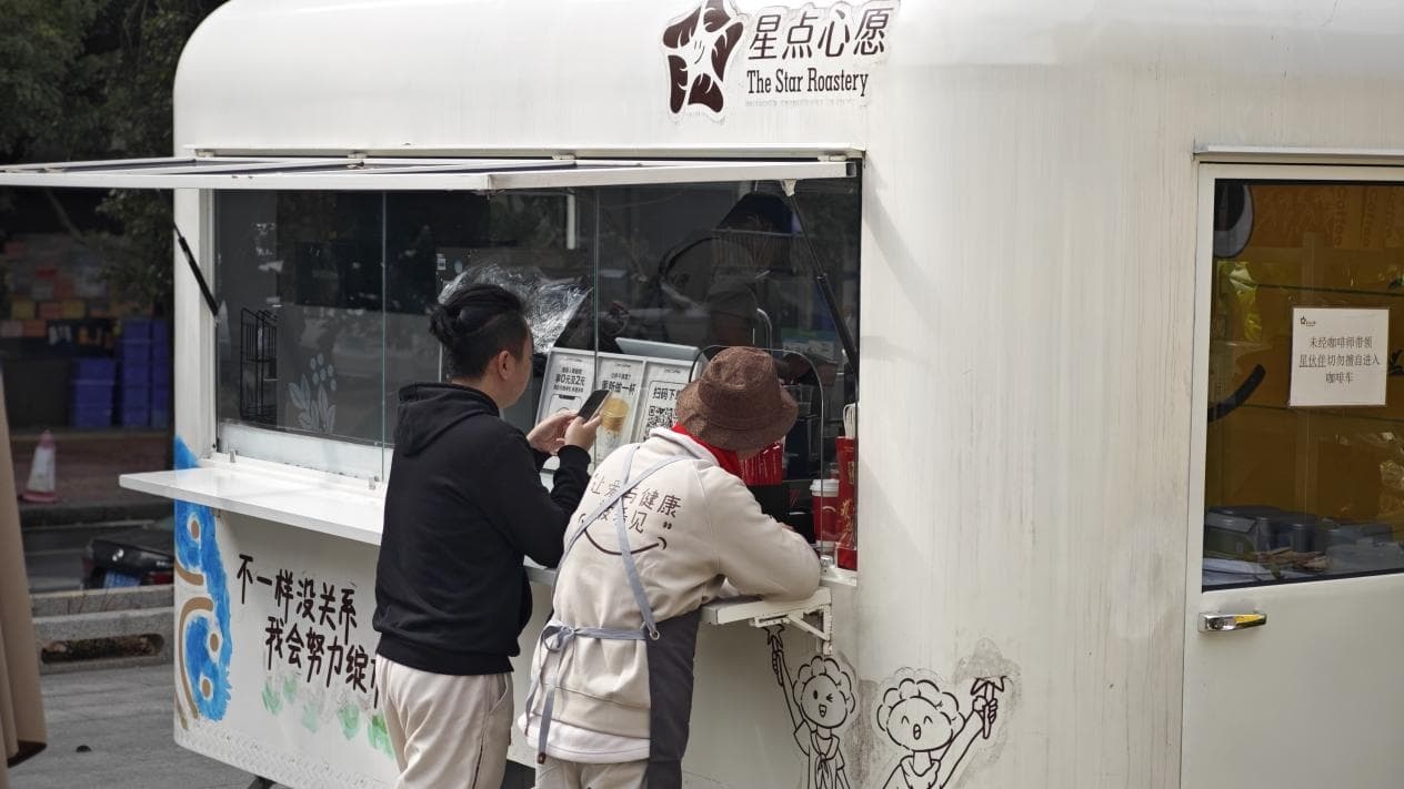 不时有顾客来点咖啡（记者江晓晨 摄）