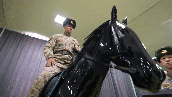 ▲学员通过模拟马进行训练，体验不同场景和课目。