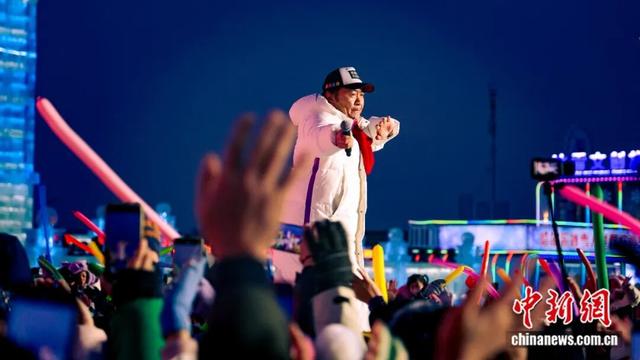 “冰城左右哥”在哈尔滨冰雪大世界梦想大舞台主持。 李嘉文 摄