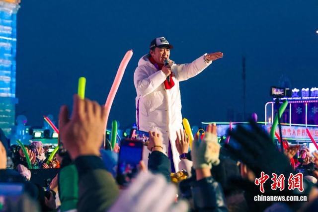 “冰城左右哥”在哈尔滨冰雪大世界梦想大舞台主持。 李嘉文 摄