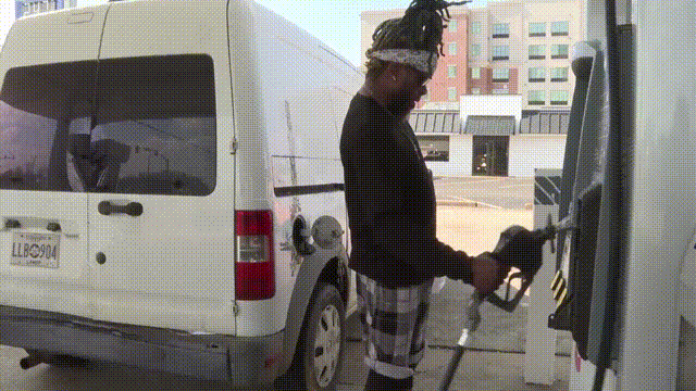 美国民众拉马库斯·威利斯在给车加油