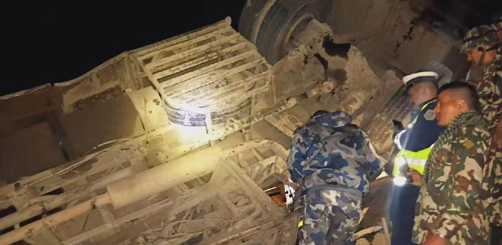 尼泊尔一辆巴士坠河 造成至少17人死亡