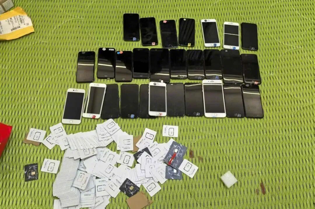 公安机关从犯罪嫌疑人处搜查出的近30部手机及上百张电话卡。