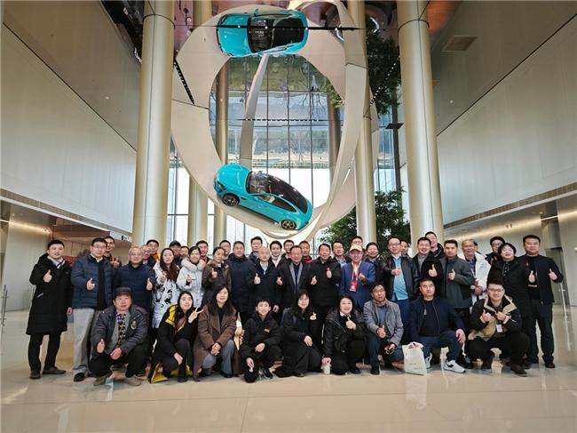 走进小米汽车工厂参访嘉宾现场合影