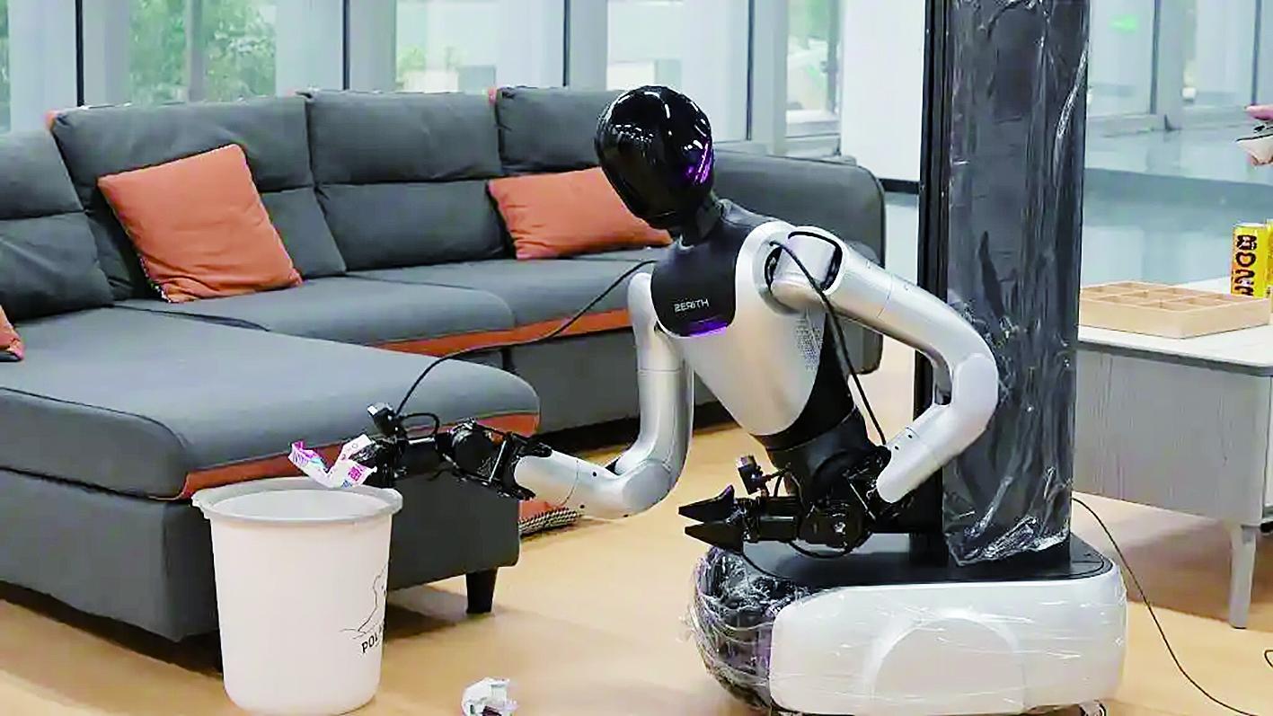 合肥零次方机器人有限公司研发的机器人在进行捡垃圾的任务