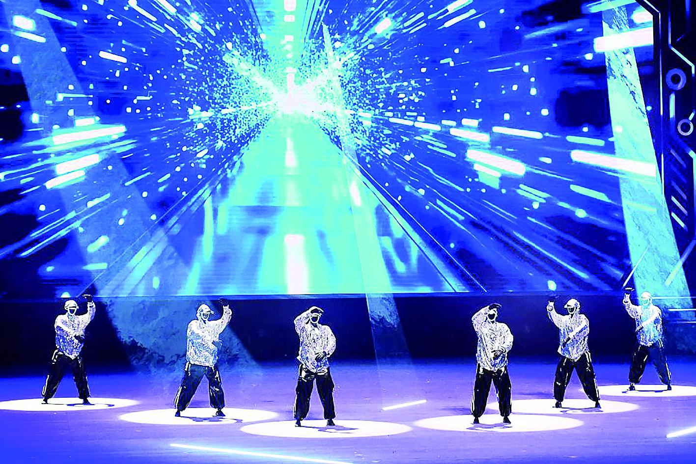 2月14日，机器人在2026山东省机器人春节晚会上表演。