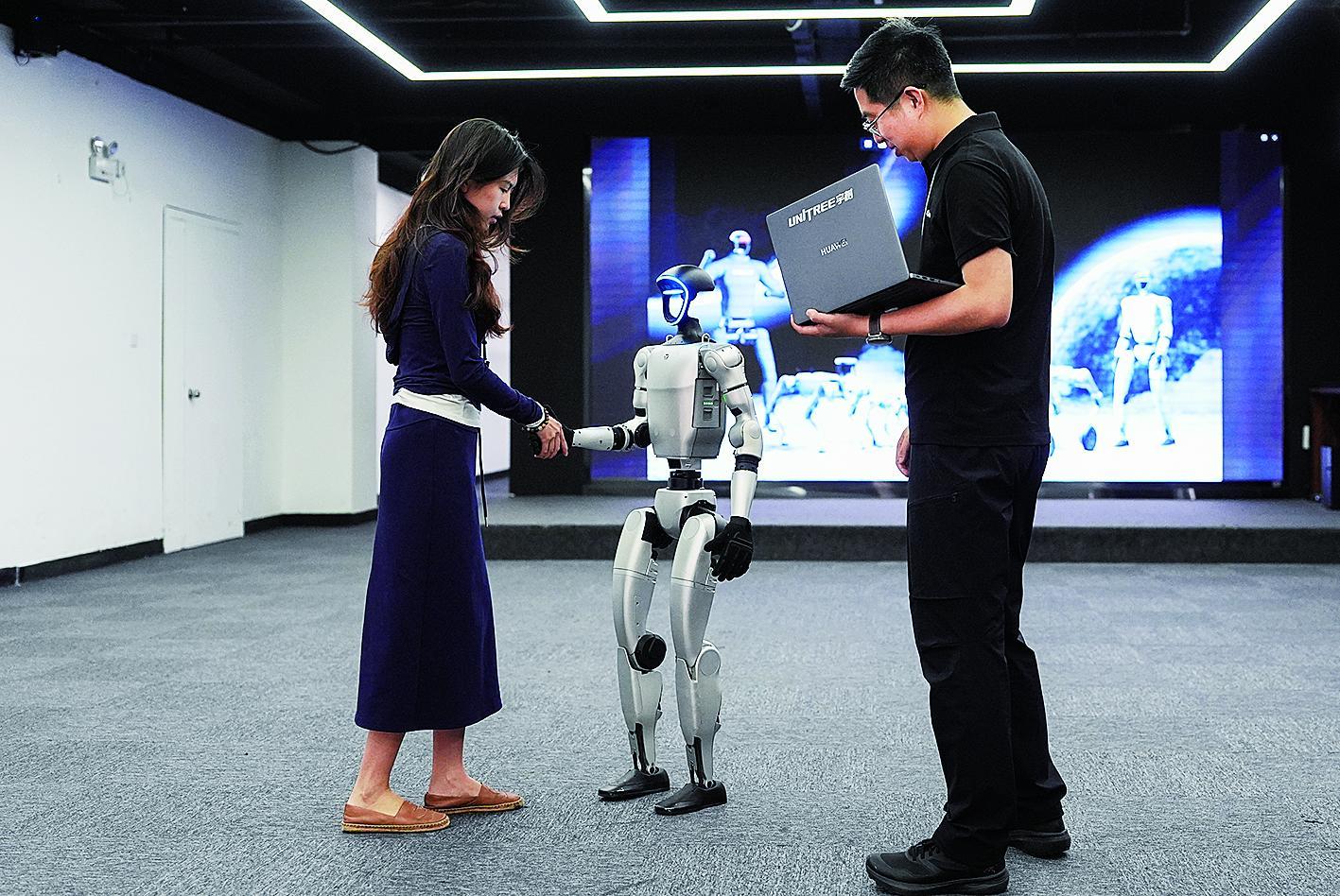 宇树人形机器人G1展示握手动作