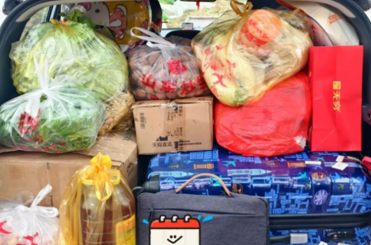 ▲网友@米与米米晒出的后备厢。图/央视新闻微信公众号