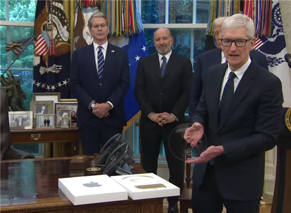 图：2025年年中，库克曾向特朗普赠送一件刻有苹果标识的康宁玻璃摆件，镶嵌24K金底座