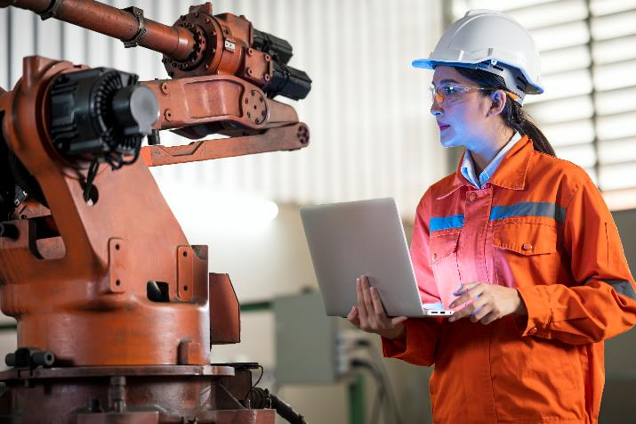 生成式 AI 帮助工程师处理来自设备日志和服务记录的非结构化数据，从而改进预测性维护流程。