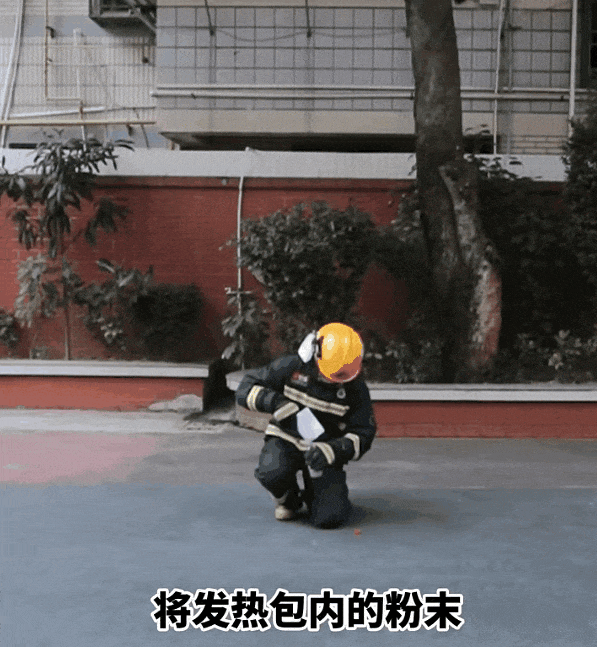 △消防实验：自热包受损后，其内部化学物质与水接触，引发爆炸。图源：中国消防