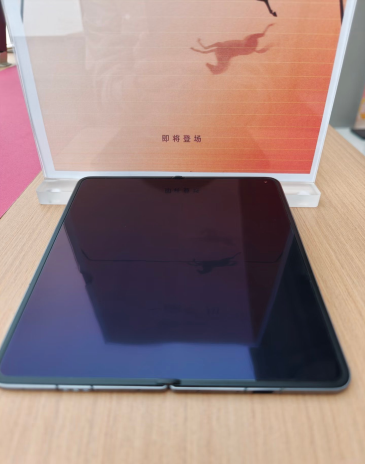 被曝光的OPPO Find N6展开后真机实拍图