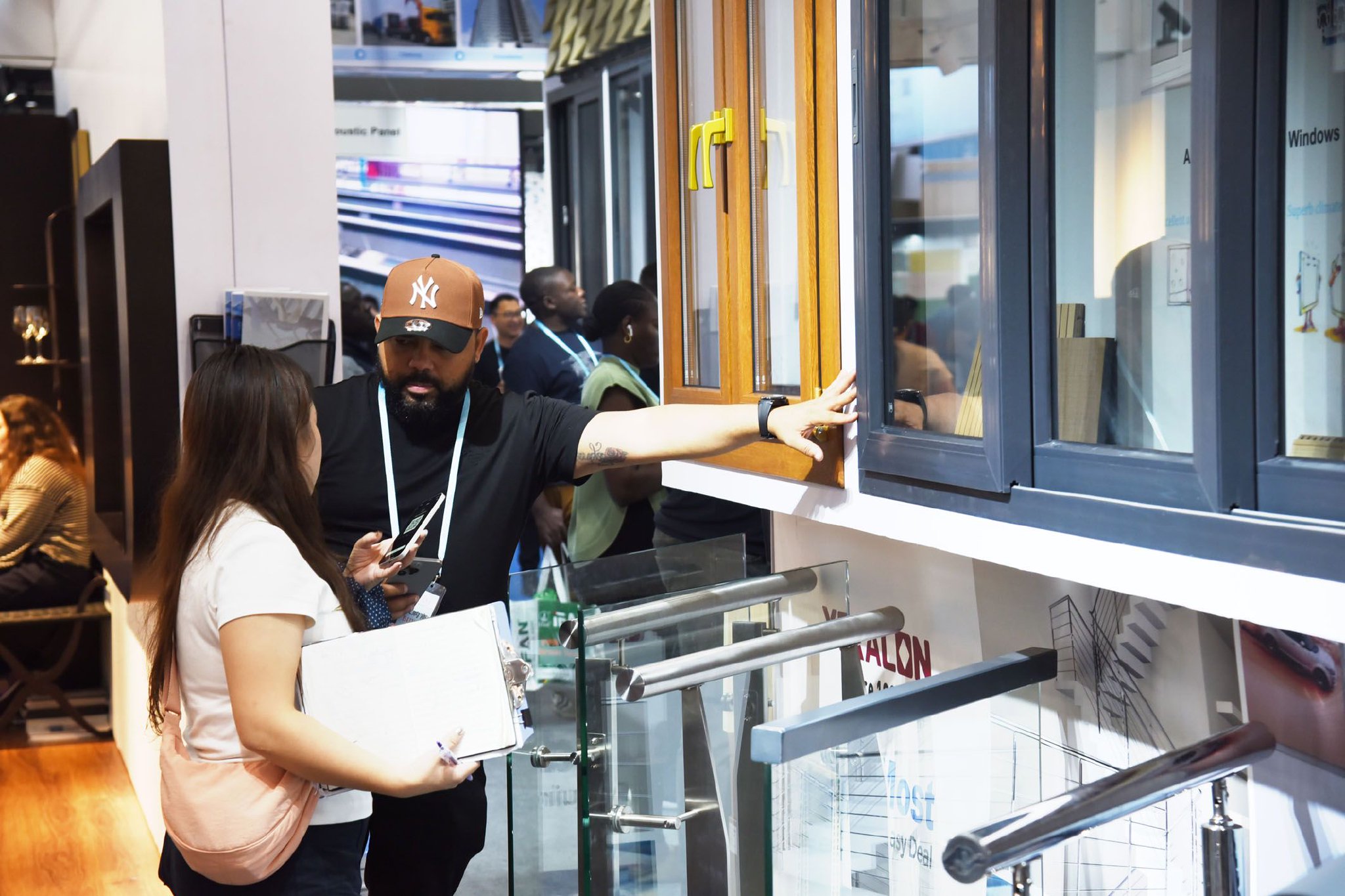 图为外国客商在行业展会上查看中国家具。（资料照片）