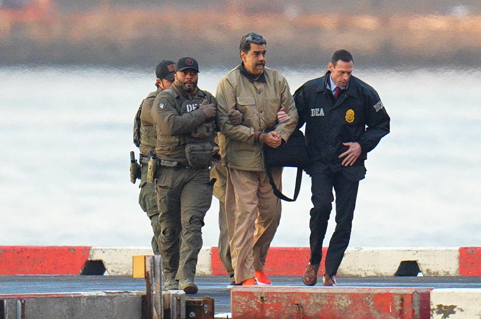 ▲当地时间2026年1月5日，美国纽约，委内瑞拉总统马杜罗在执法人员陪同下前往联邦法院 图据ICphoto