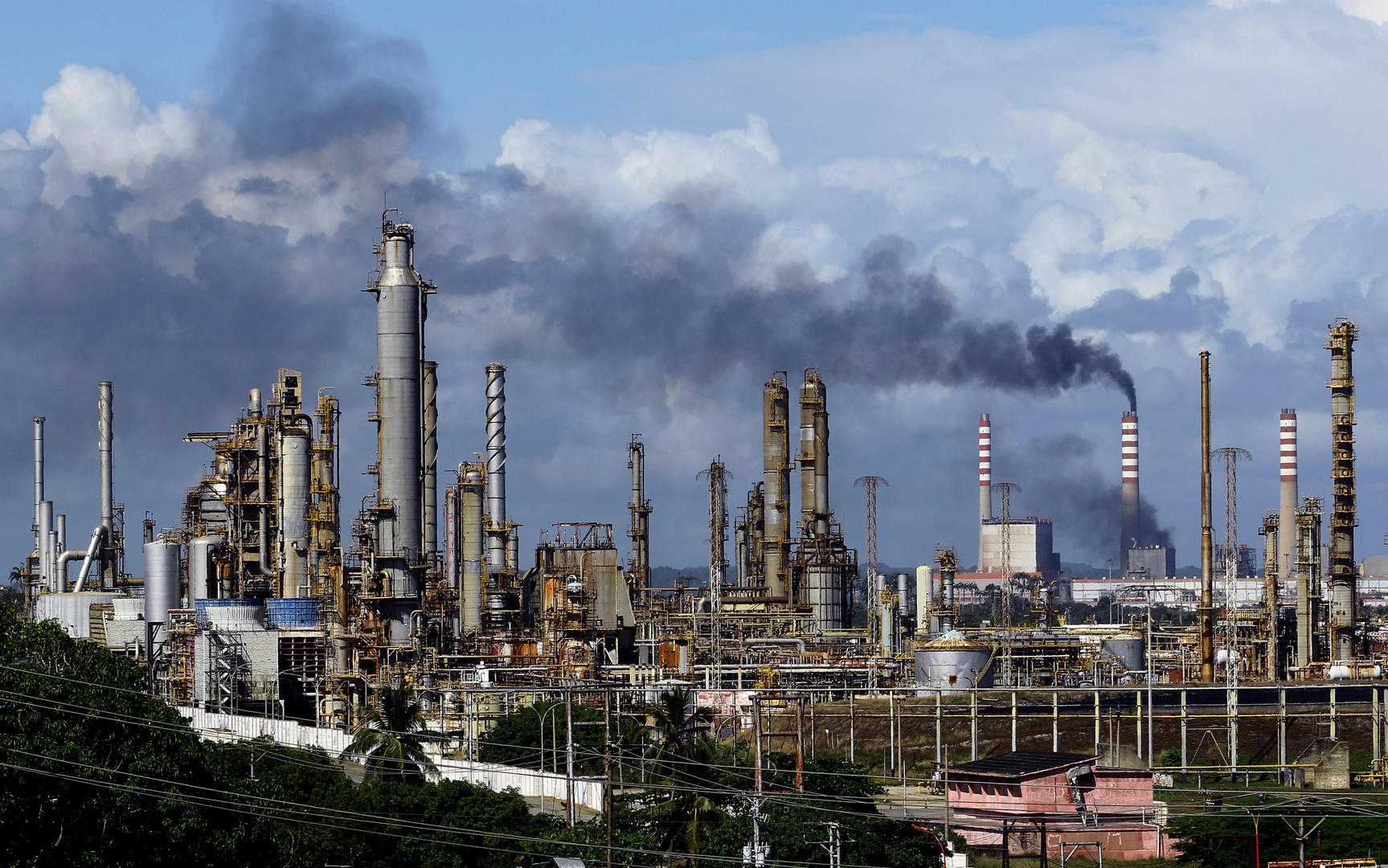 ▲委内瑞拉的埃尔帕利托炼油厂 图据视觉中国