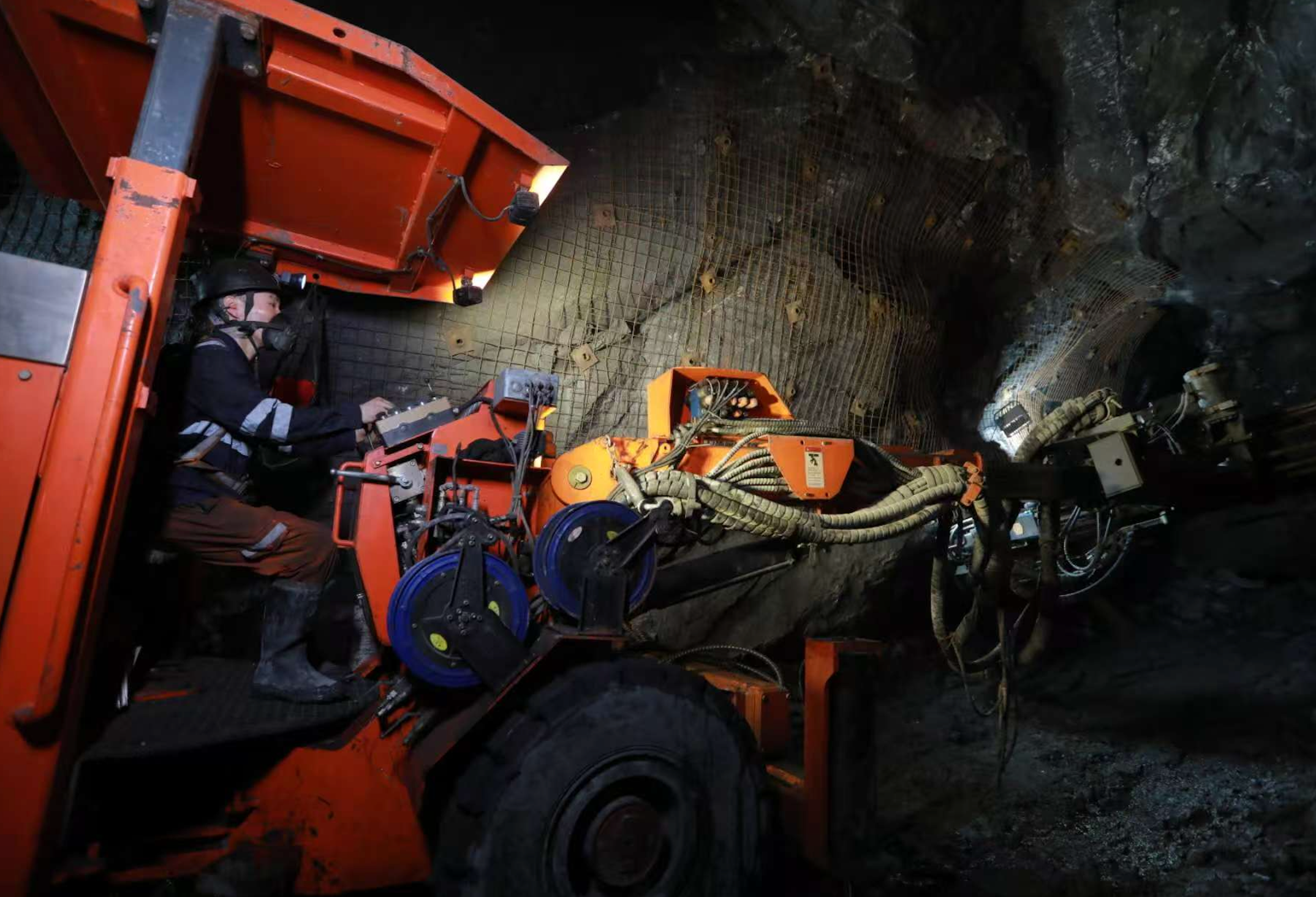 工东说念主正在矿井下进行机械功课
