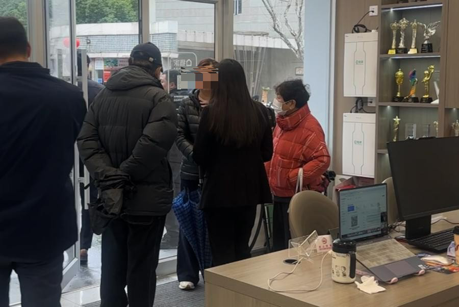 进店咨询的卖房人。