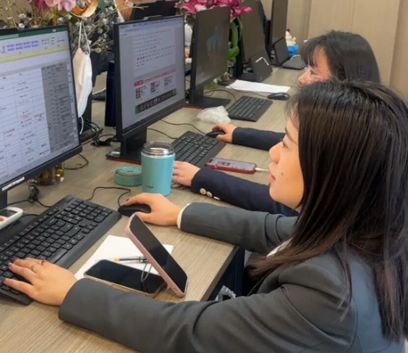 经纪人正在预约下午的看房时间。