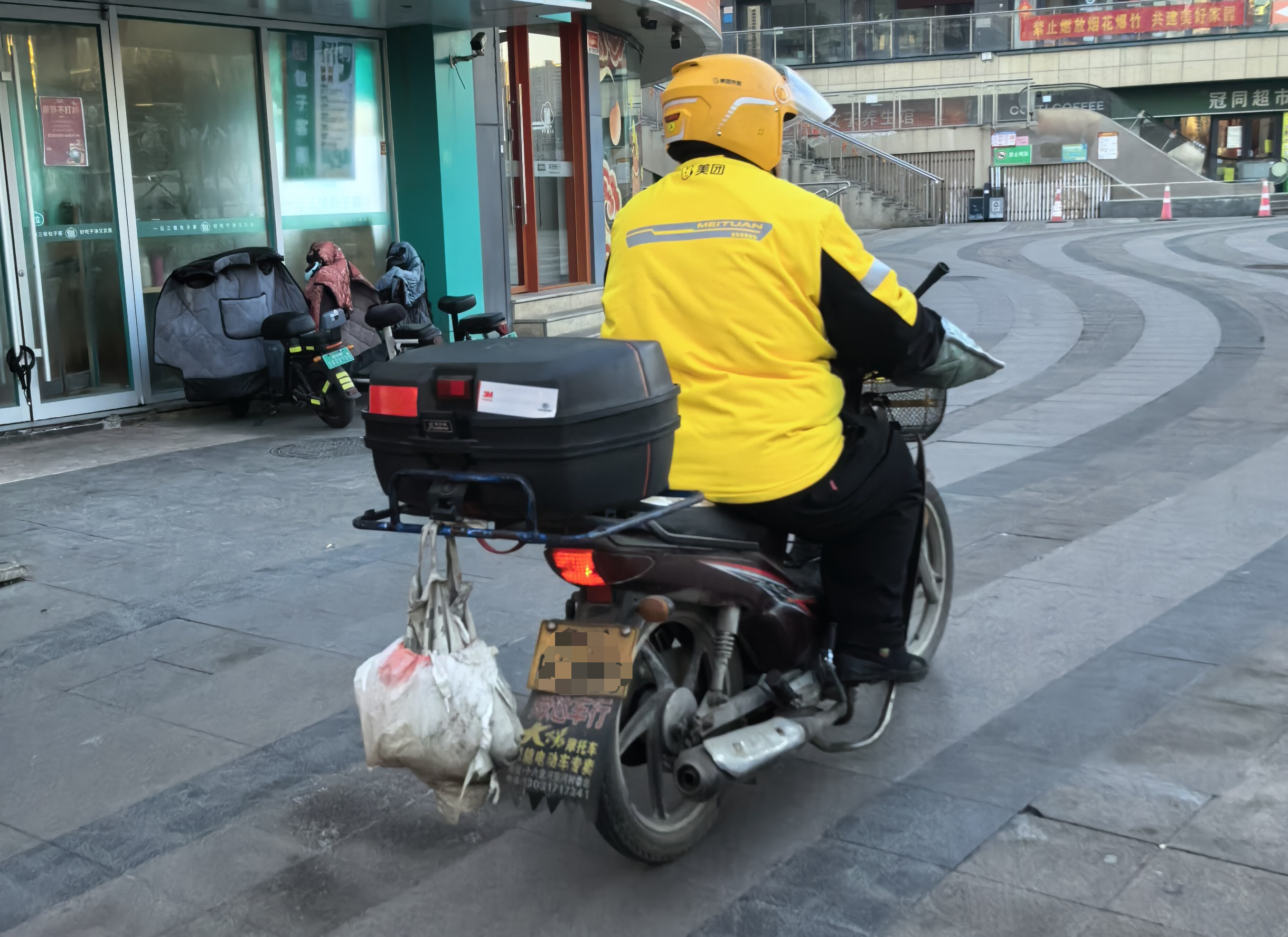 聚焦网约配送员|春节里的“城市摆渡人”|外卖小哥_新浪财经_新浪网