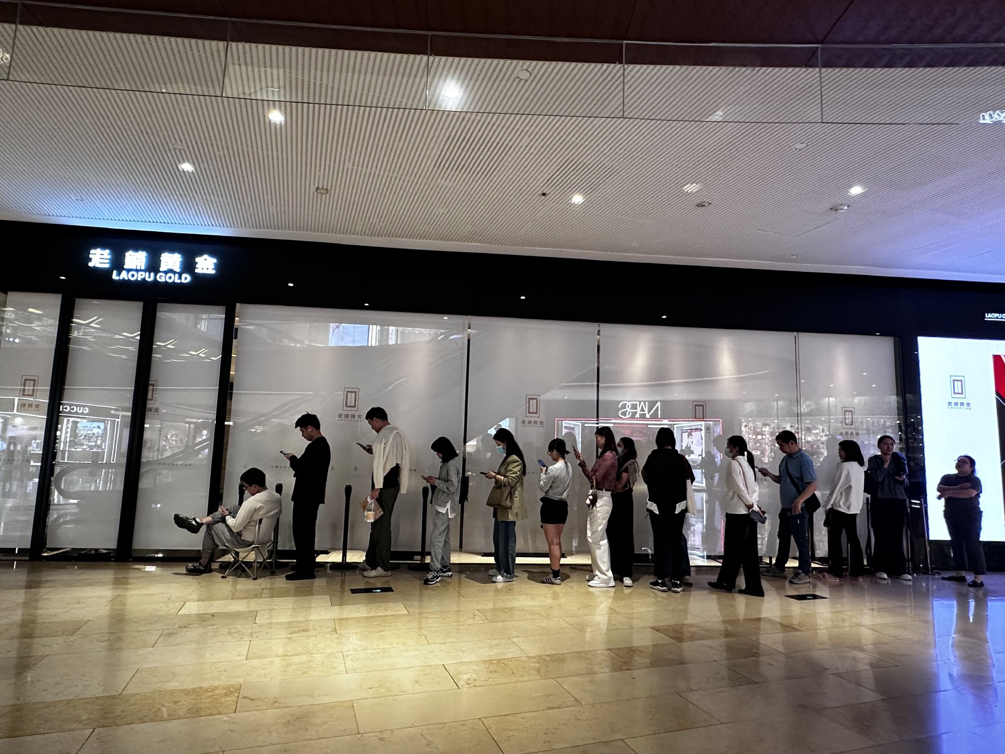 门店未营业却排起长队。时代财经摄