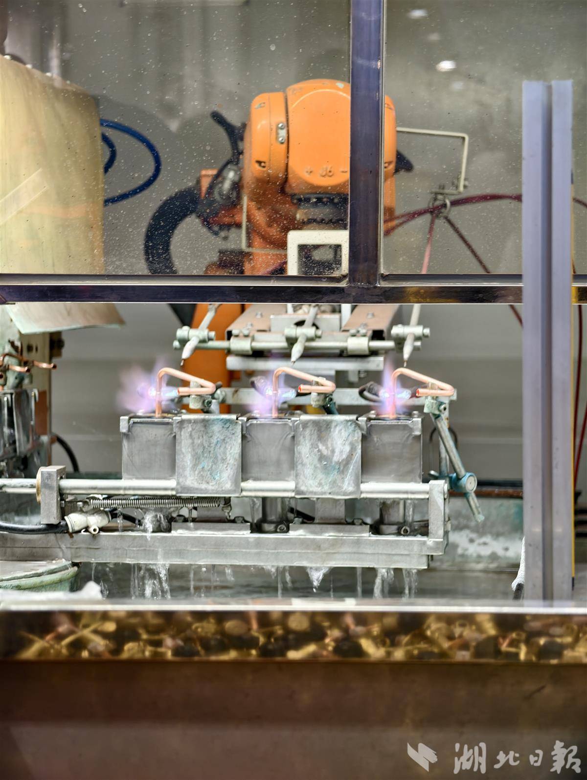 机械臂高温焊合铜管。