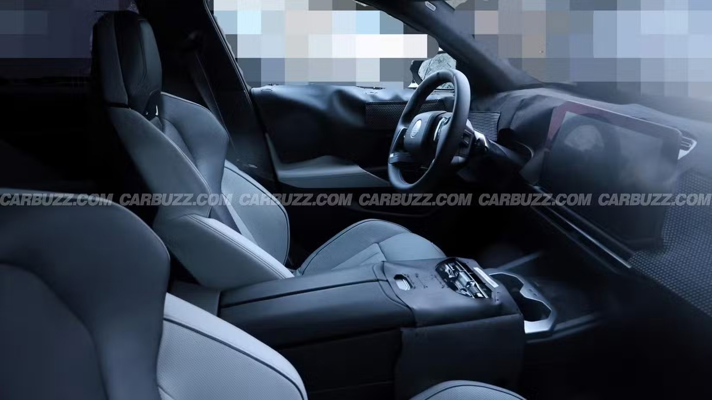 该系统将时速、油耗等关键仪表信息直接投射至挡风玻璃底部，让数据处于驾驶员的最佳视野范围内。IT之家附上官方示意图如下：