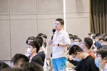 图注：刘善明在技术交流现场分享对安全治理与自动化平台建设的思考