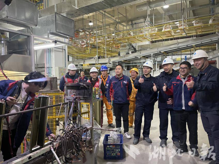 腊月廿八凌晨，获胜焚烧后，责任主谈主员竖起大拇指。