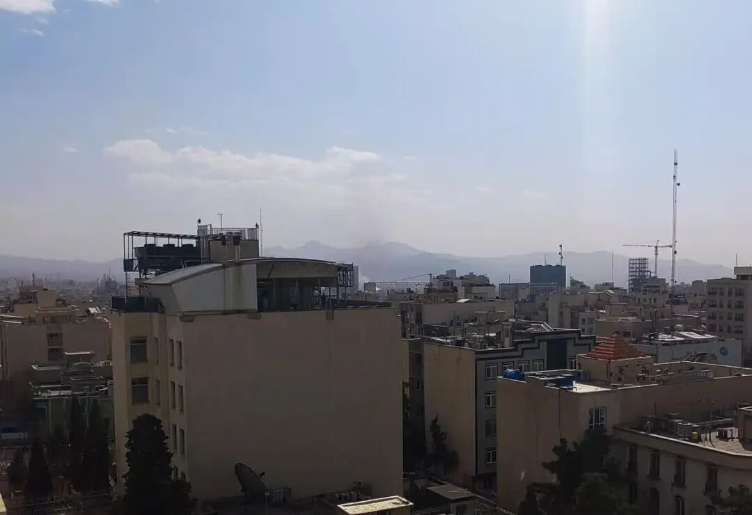 这是2月28日拍摄的伊朗德黑兰市中心景象。新华社记者 沙达提 摄