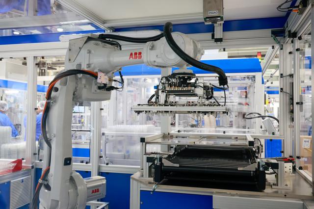 在江苏常州中瑞（常州）国际产业创新园，机械臂在医沛生医疗器械制造（常州）有限公司生产车间作业。 新华社记者 刘佳琪 摄