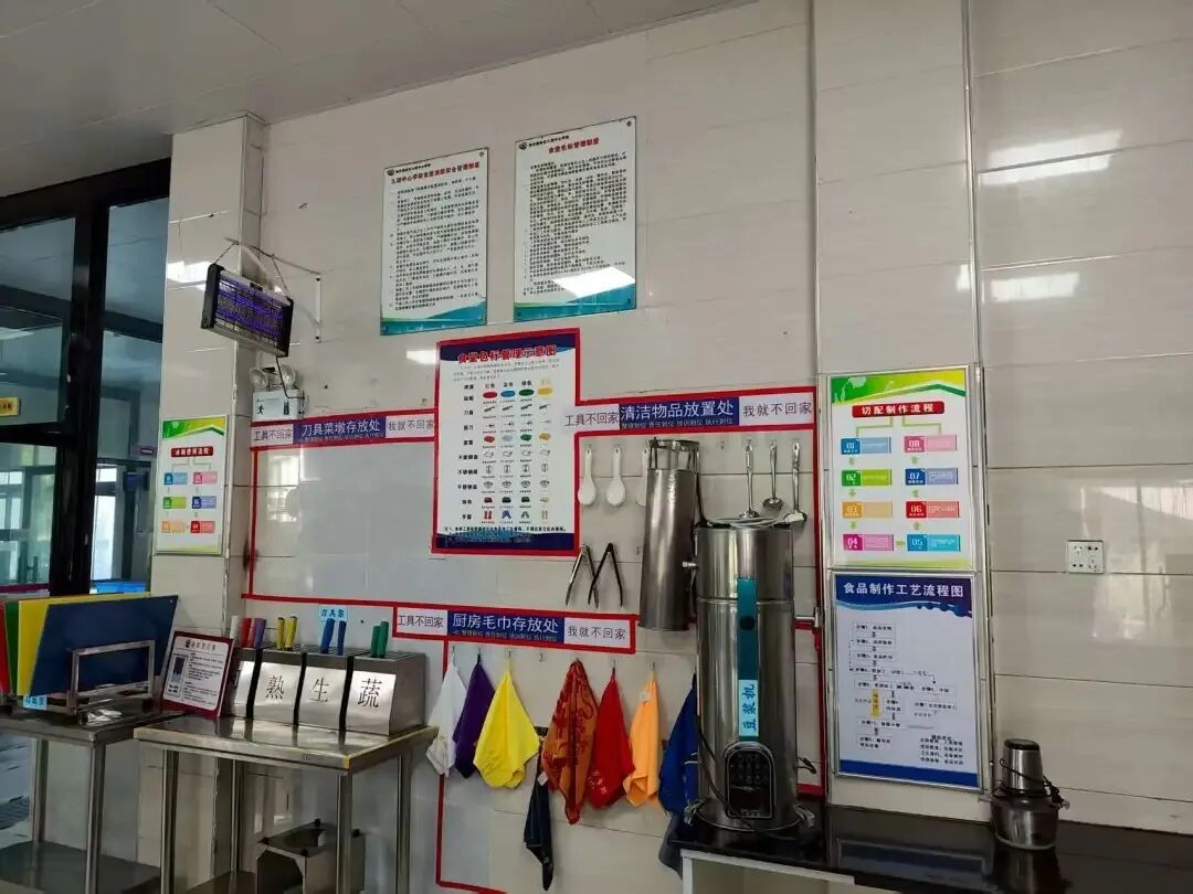 规范的后厨色标管理。吴采平/摄