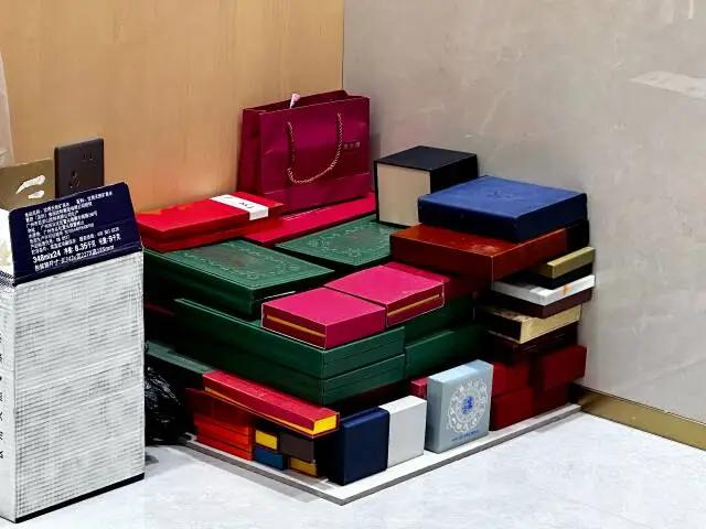 某黄金回收店回收饰品。时代财经摄