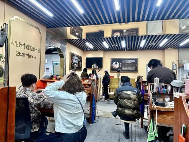 春节前夕广州某打金店。时代财经摄
