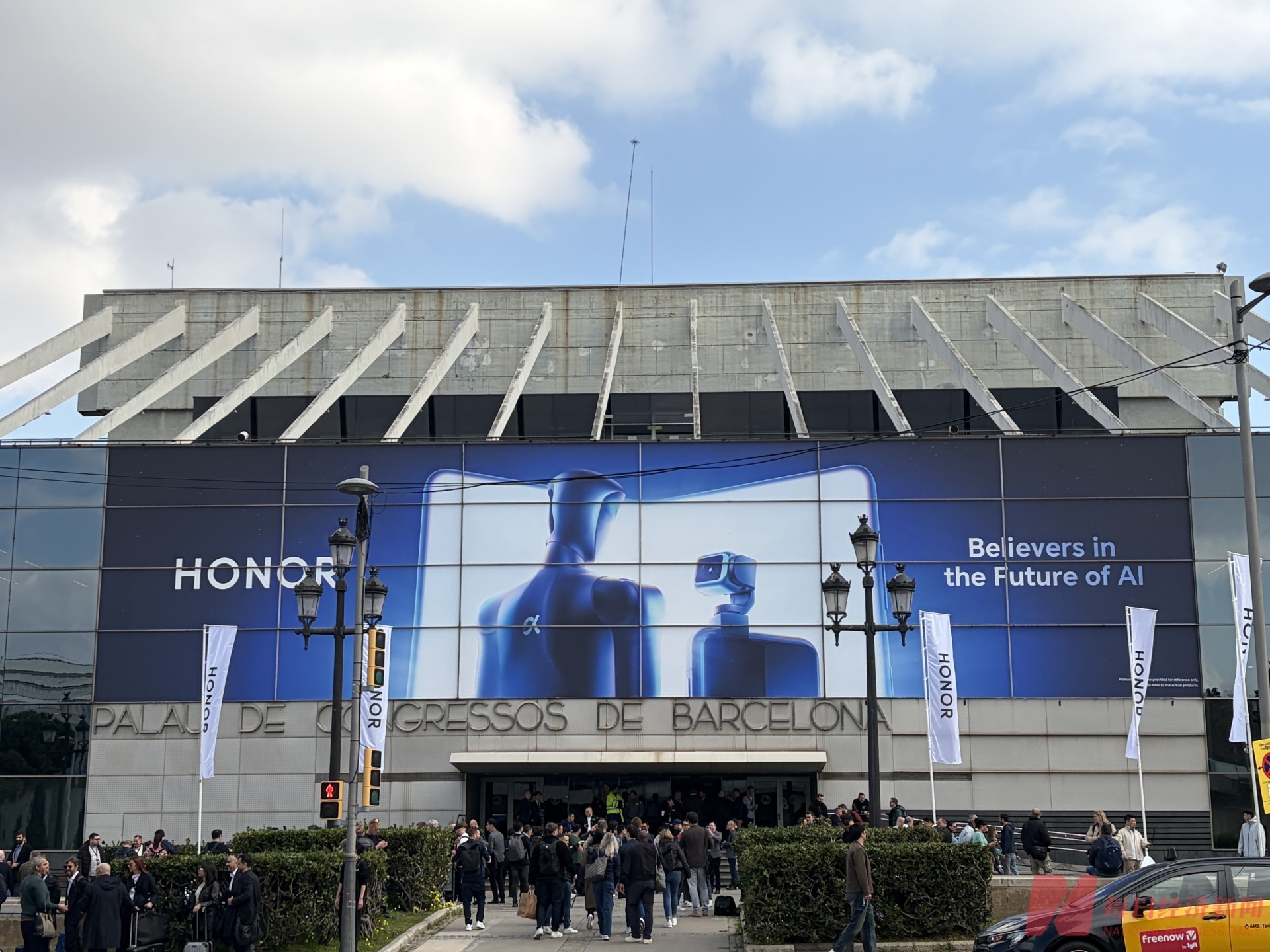 荣耀机器东谈主手机Robot Phone亮相MWC 图片开头：每经记者 王晶 摄