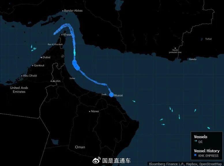 2月28日，KHK Empress号油轮在霍尔木兹海峡掉头，而其他船只则在水道外等待。
