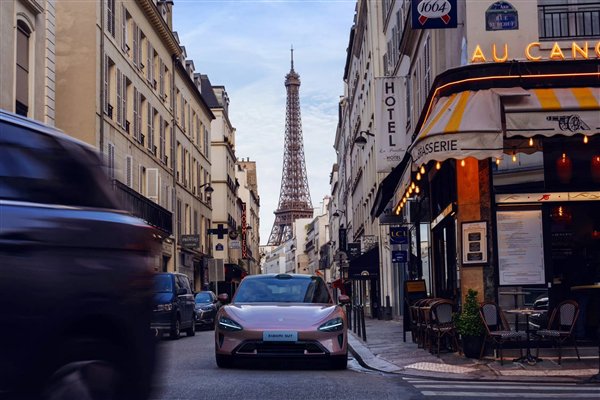 小米SU7在巴黎；图源：小米汽车官方微博 