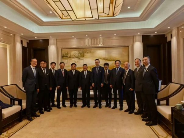 浙江企业领导人/管理者现场合影 图源：杭州市投资促进局